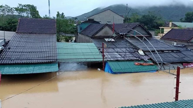 Di dời khẩn cấp người dân khỏi nơi nguy cơ sạt lở đất, lũ quét - ảnh 1