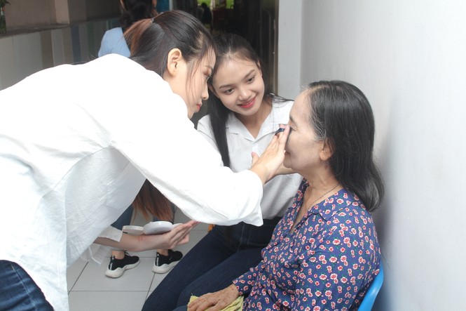Một ngày đong đầy yêu thương của thí sinh HHVN 2020 với học sinh khuyết tật - ảnh 1