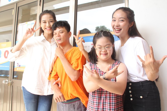 Một ngày đong đầy yêu thương của thí sinh HHVN 2020 với học sinh khuyết tật - ảnh 17