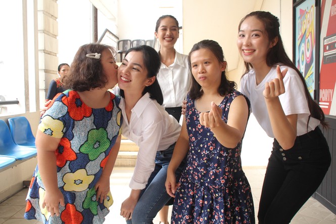 Một ngày đong đầy yêu thương của thí sinh HHVN 2020 với học sinh khuyết tật - ảnh 18
