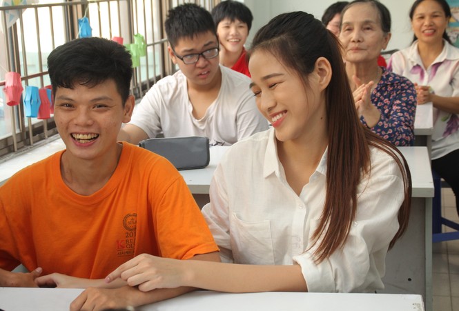 Một ngày đong đầy yêu thương của thí sinh HHVN 2020 với học sinh khuyết tật - ảnh 12