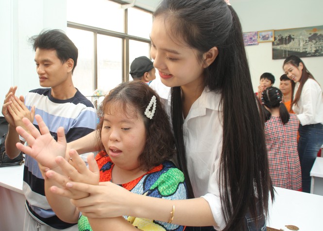Một ngày đong đầy yêu thương của thí sinh HHVN 2020 với học sinh khuyết tật - ảnh 14