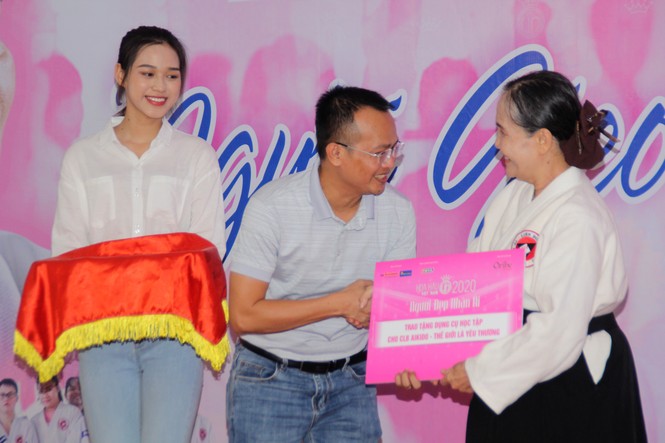Thí sinh HHVN và các em học sinh rưng rưng tri ân thầy cô lớp học đặc biệt - ảnh 17