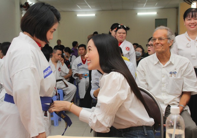 Thí sinh HHVN và các em học sinh rưng rưng tri ân thầy cô lớp học đặc biệt - ảnh 21
