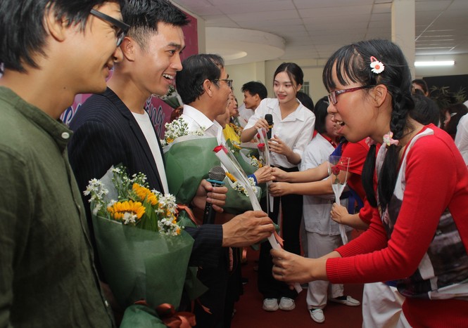 Thí sinh HHVN và các em học sinh rưng rưng tri ân thầy cô lớp học đặc biệt - ảnh 9