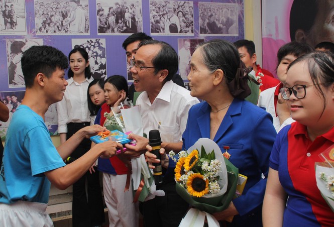 Thí sinh HHVN và các em học sinh rưng rưng tri ân thầy cô lớp học đặc biệt - ảnh 12