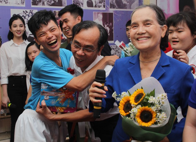 Thí sinh HHVN và các em học sinh rưng rưng tri ân thầy cô lớp học đặc biệt - ảnh 11