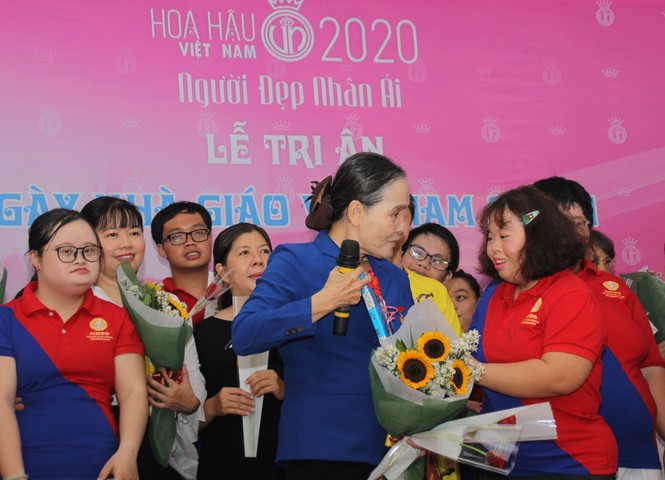 Thí sinh HHVN và các em học sinh rưng rưng tri ân thầy cô lớp học đặc biệt - ảnh 10