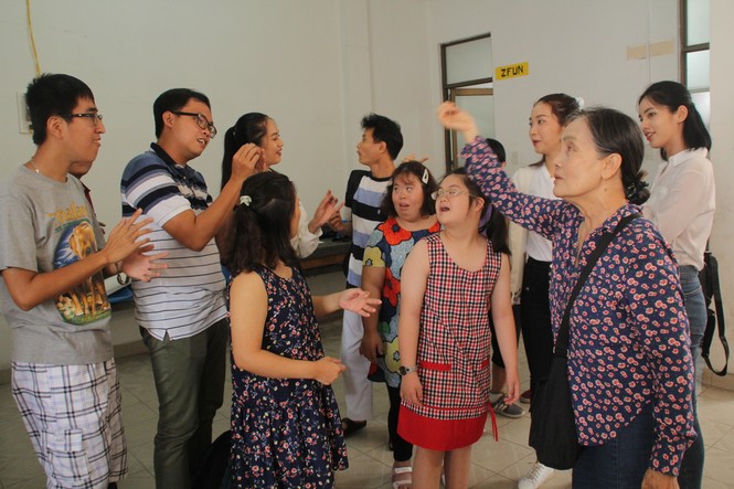 Những khoảnh khắc đẹp của tân Hoa hậu Việt Nam Đỗ Thị Hà tại hành trình nhân ái - ảnh 1