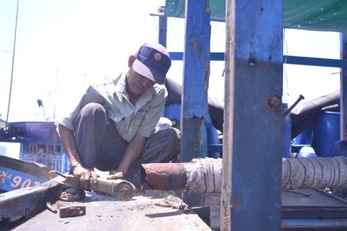Ngư dân hối hả sửa tàu vươn khơi bám biển - ảnh 10