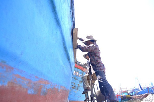 Ngư dân hối hả sửa tàu vươn khơi bám biển - ảnh 3