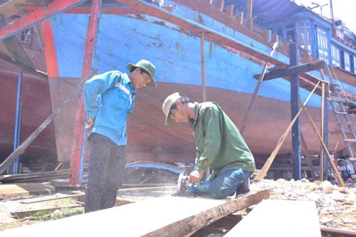 Ngư dân hối hả sửa tàu vươn khơi bám biển - ảnh 5