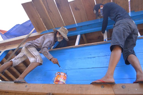 Ngư dân hối hả sửa tàu vươn khơi bám biển - ảnh 9