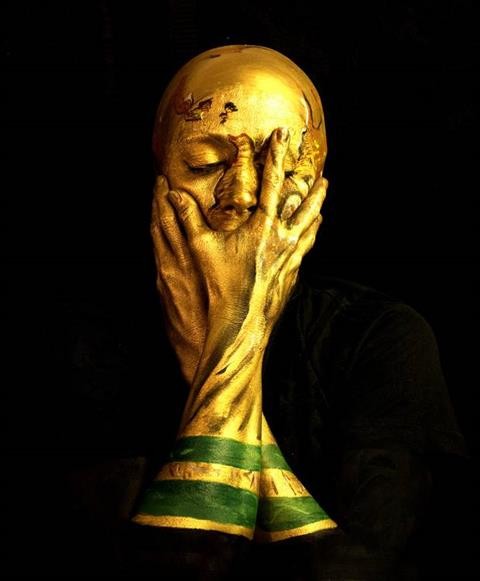 Sửng sốt với nghệ sĩ 'biến hình' thành cúp vàng World Cup - ảnh 2