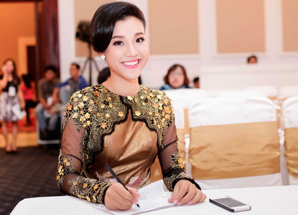 Hoàng Oanh khoe lưng trần sexy - ảnh 5