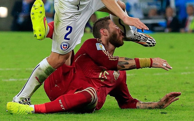 Nét mặt 'khó đỡ' của các sao trên sân cỏ World Cup - ảnh 15