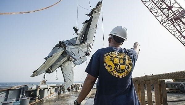 Cận cảnh lính Mỹ trục vớt tiêm kích F/A-18 dưới biển - ảnh 6