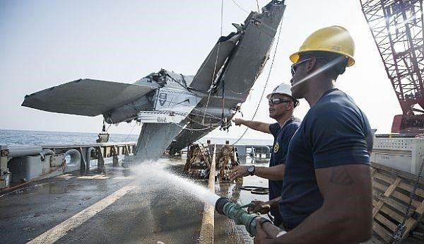 Cận cảnh lính Mỹ trục vớt tiêm kích F/A-18 dưới biển - ảnh 7