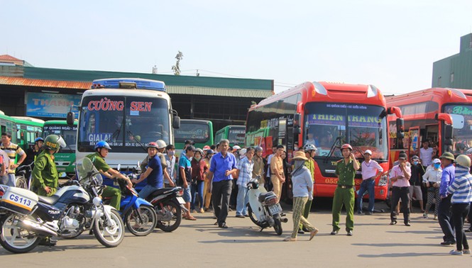 Nhà xe nợ nần, hành khách mắc kẹt trong nắng nóng - ảnh 1