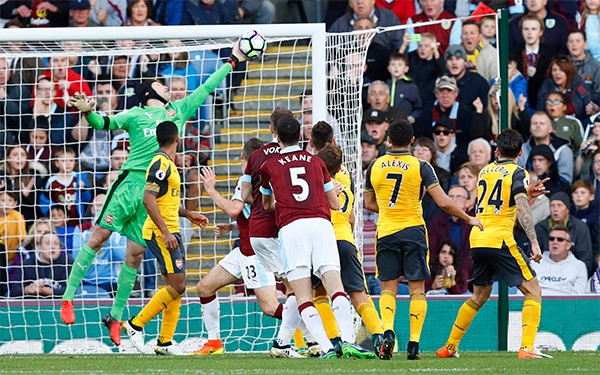 Arsenal thắng nhờ pha ghi bàn gây tranh cãi ở phút 93 - ảnh 1