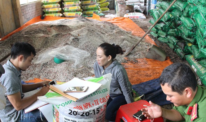 Bắt quả tang cơ sở sản xuất hàng chục tấn phân bón giả - ảnh 1