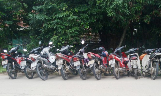 Bắt quả tang 16 đối tượng đánh bạc trái phép trong ngôi nhà hoang - ảnh 1