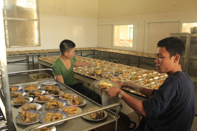 Cuộc sống ngày đầu của những chiến sĩ mới nhập ngũ - ảnh 14