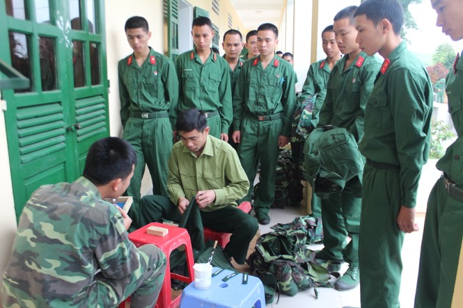Cuộc sống ngày đầu của những chiến sĩ mới nhập ngũ - ảnh 5