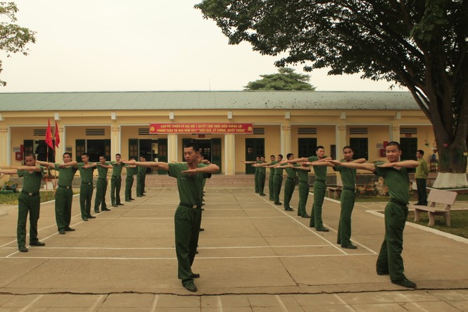 Cuộc sống ngày đầu của những chiến sĩ mới nhập ngũ - ảnh 9
