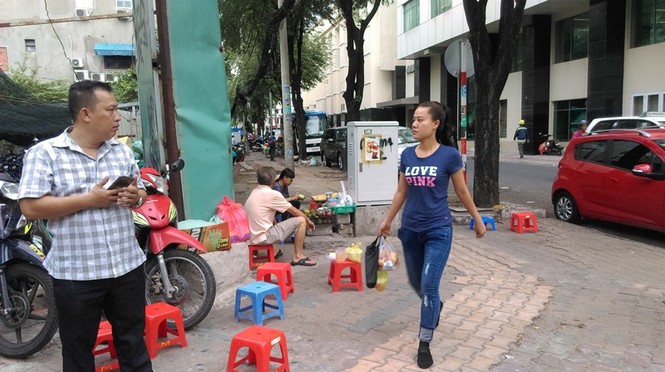 Cận cảnh vỉa hè ở trung tâm TPHCM bị tái chiếm trở lại - ảnh 2