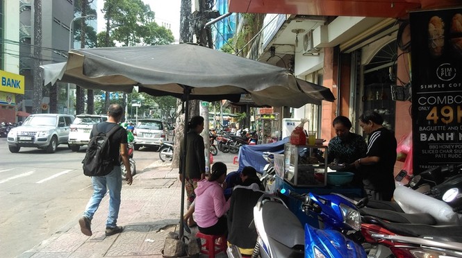 Cận cảnh vỉa hè ở trung tâm TPHCM bị tái chiếm trở lại - ảnh 8