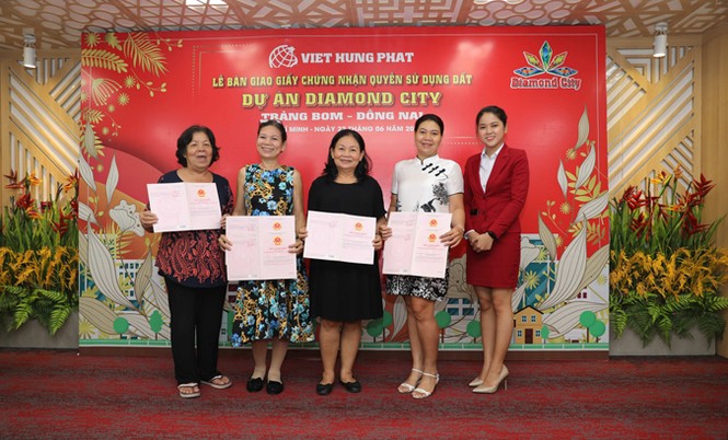 Việt Hưng Phát trao hàng trăm sổ hồng Dự án Diamond City - ảnh 1