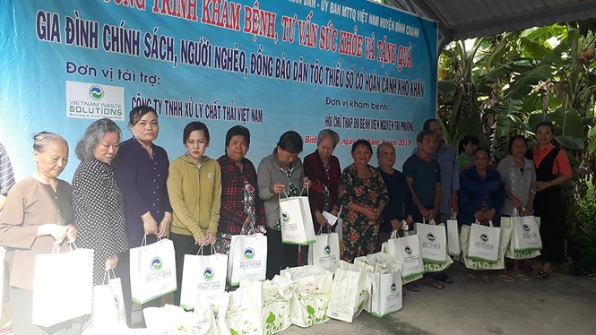Khám bệnh cho hơn 300 người dân ở huyện Bình Chánh - ảnh 4