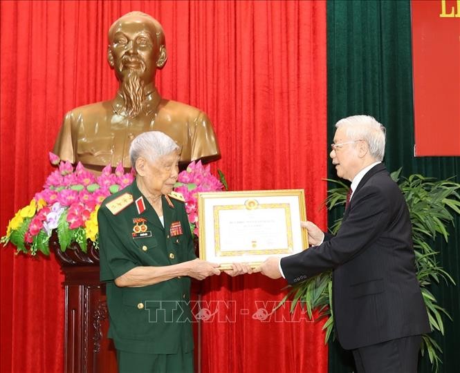 Trao Huy hiệu 70 năm tuổi Đảng tặng nguyên Tổng Bí thư Lê Khả Phiêu - ảnh 1