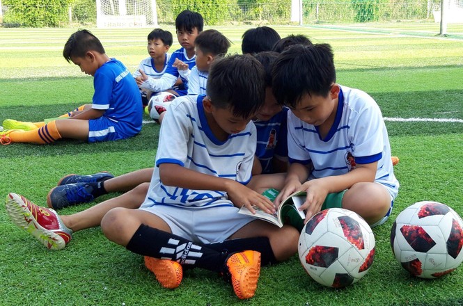 'Thần đồng bóng đá' Việt Nam mở trường dạy đá bóng - ảnh 1