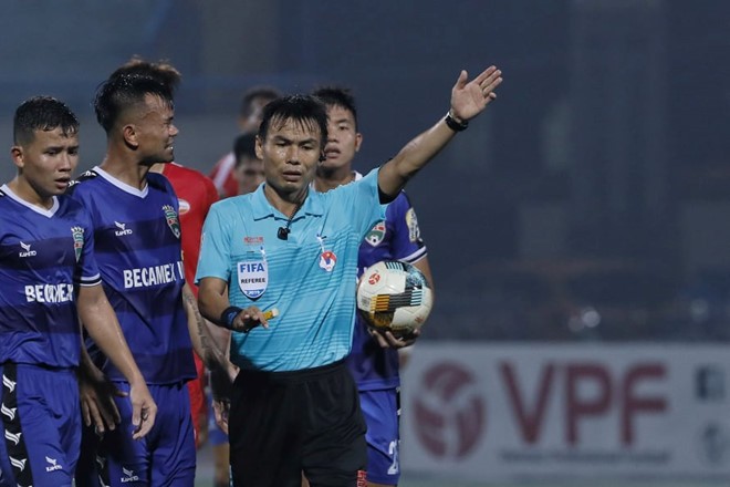 'Bẻ còi' trên sân Hàng Đẫy, trọng tài mắc sai lầm sơ đẳng - ảnh 1