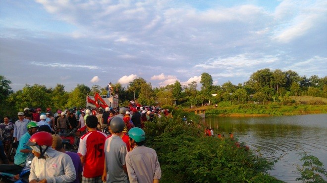 Nhảy xuống hồ cứu con, cả hai bố con chết đuối thương tâm - ảnh 1