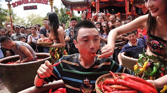 Người đàn ông ăn 47 quả ớt trong 2 phút - ảnh 3