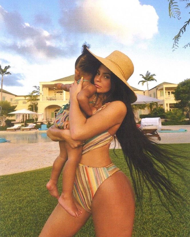 Chơi trội như em út tỷ phú nhà Kardashian: du lịch 2 ngày thay 5 bộ bikini - ảnh 10