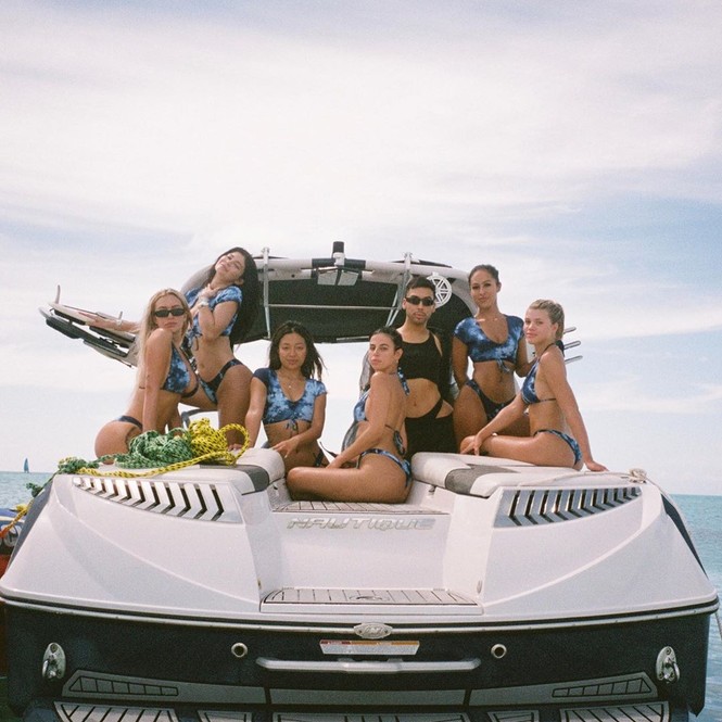 Chơi trội như em út tỷ phú nhà Kardashian: du lịch 2 ngày thay 5 bộ bikini - ảnh 6