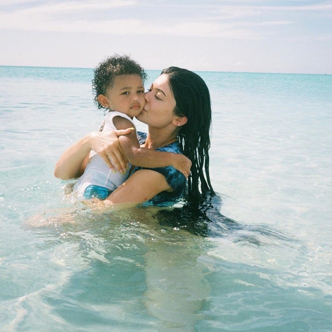 Chơi trội như em út tỷ phú nhà Kardashian: du lịch 2 ngày thay 5 bộ bikini - ảnh 8