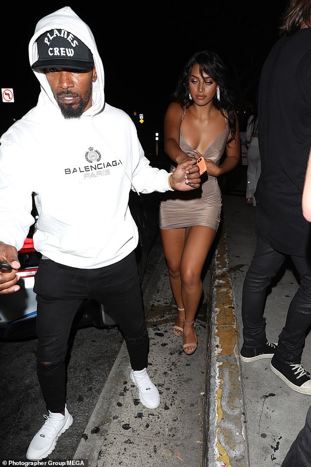 Jamie Foxx chia tay Katie Holmies nhiều tháng, cặp kè gái trẻ kém 30 tuổi? - ảnh 2