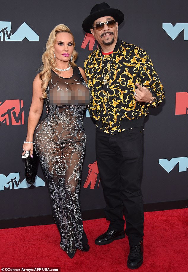 Sốc với bộ cánh mặc như không phô vòng một ‘siêu khủng’ của Coco Austin - ảnh 1