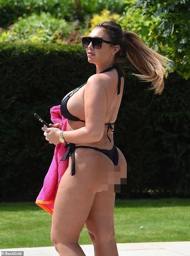 ‘Ngộp thở’ với vòng một ngoại cỡ của sao truyền hình Lauren Goodger - ảnh 2