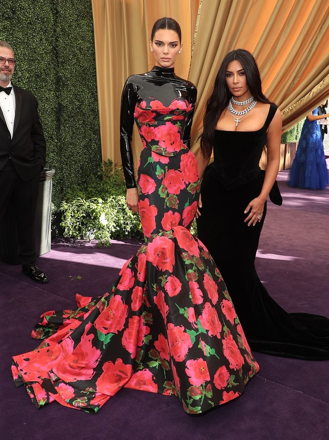 Kim Kardashian và loạt sao nữ o ép vòng một ‘khủng’ trên thảm đỏ Emmy - ảnh 3