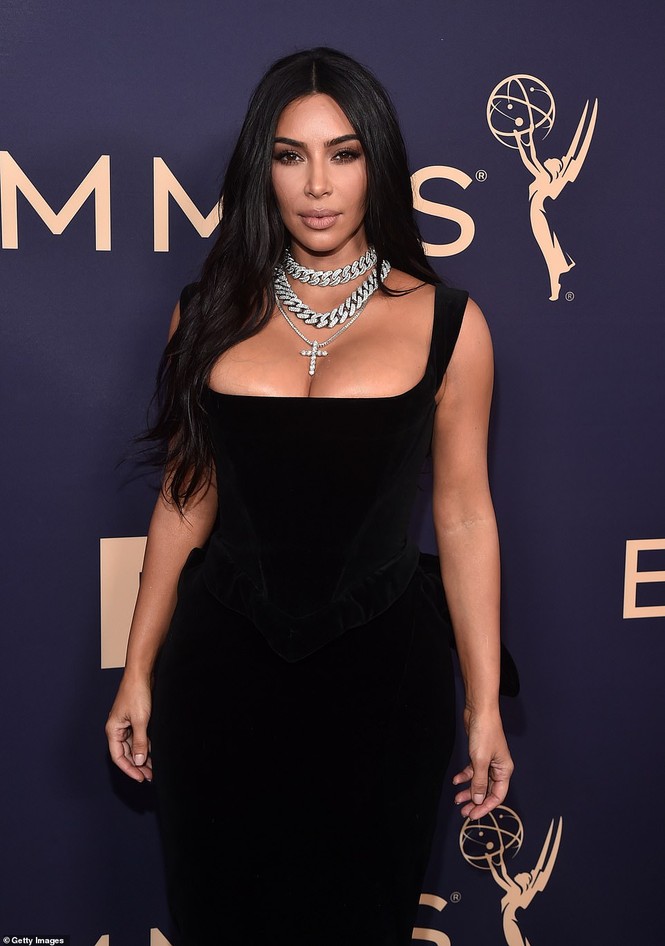 Kim Kardashian và loạt sao nữ o ép vòng một ‘khủng’ trên thảm đỏ Emmy - ảnh 2