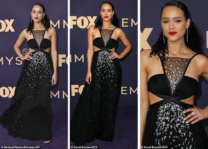 ‘Mẹ rồng’ Emilia Clarke ‘thả rông’ tại Emmy, tái ngộ dàn sao Game of Thrones - ảnh 12