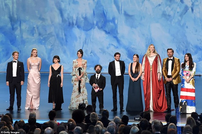 ‘Mẹ rồng’ Emilia Clarke ‘thả rông’ tại Emmy, tái ngộ dàn sao Game of Thrones - ảnh 13