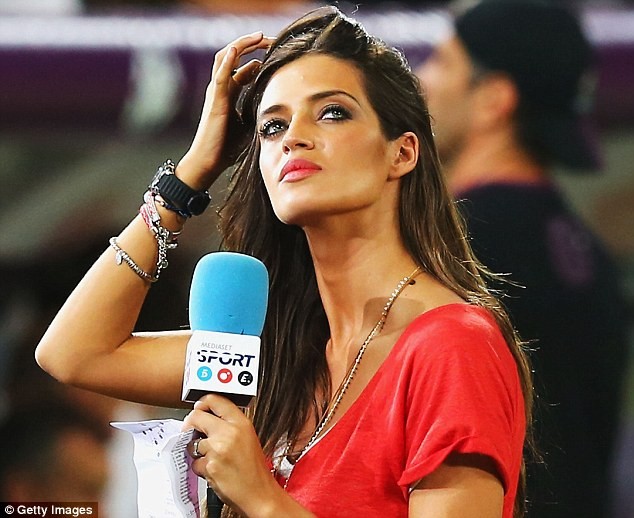 Ngất ngây với dàn phóng viên nữ nóng bỏng tại World Cup - ảnh 1