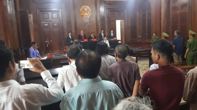 Lừa Vũ 'nhôm' làm hộ chiếu quốc tịch Mỹ, 2 người lãnh án tù - ảnh 1